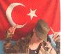 Türk kızı, Türk bayrağının önündeki kız.