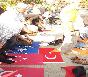 Türk bayrağı üzerinde namaz kılan akpciler